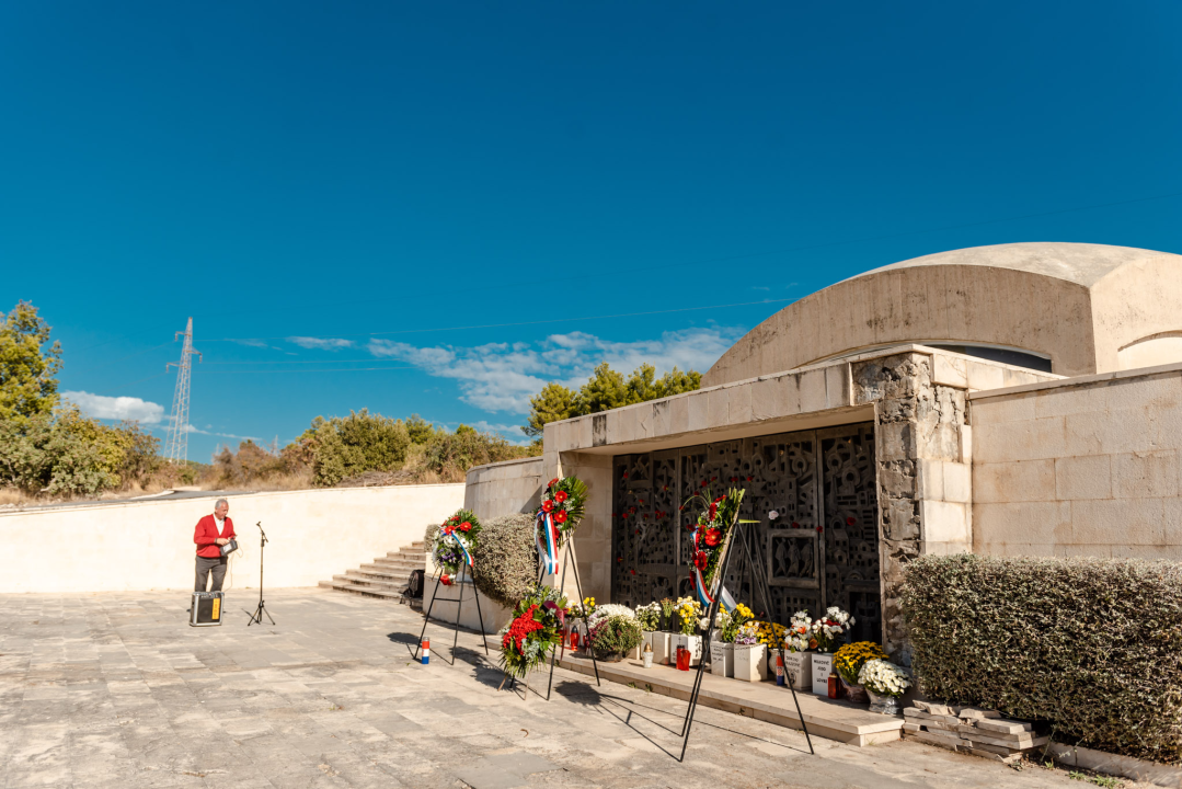 Na spomen-kosturnicu na Kvanju stavljeni karanfili: 'Za poginule neće biti zvučnika po gradu, ali će biti ponosa i prkosa'
