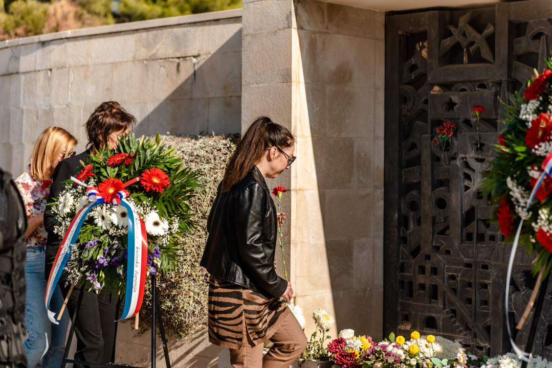 Na spomen-kosturnicu na Kvanju stavljeni karanfili: 'Za poginule neće biti zvučnika po gradu, ali će biti ponosa i prkosa'