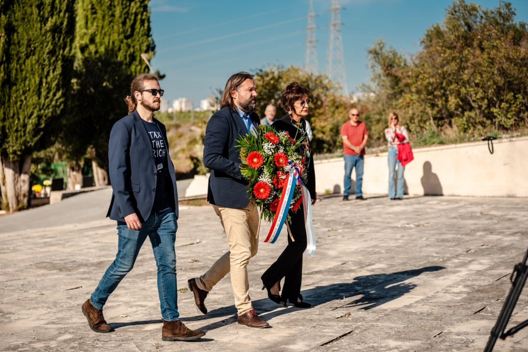 Na spomen-kosturnicu na Kvanju stavljeni karanfili: 'Za poginule neće biti zvučnika po gradu, ali će biti ponosa i prkosa'