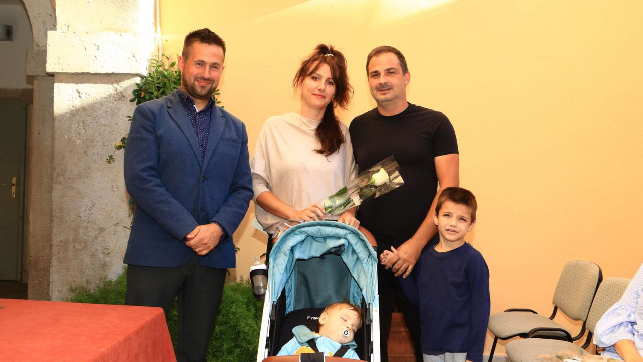 Dodijeljene potpore Općine Tisno za vjenčane parove i novorođenu djecu