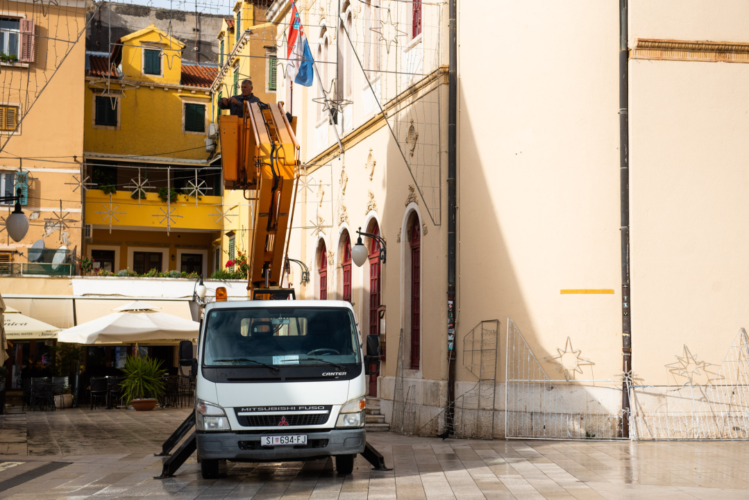 Počelo blagdansko ukrašavanje grada i odbrojavanje do veselog prosinca u Šibeniku
