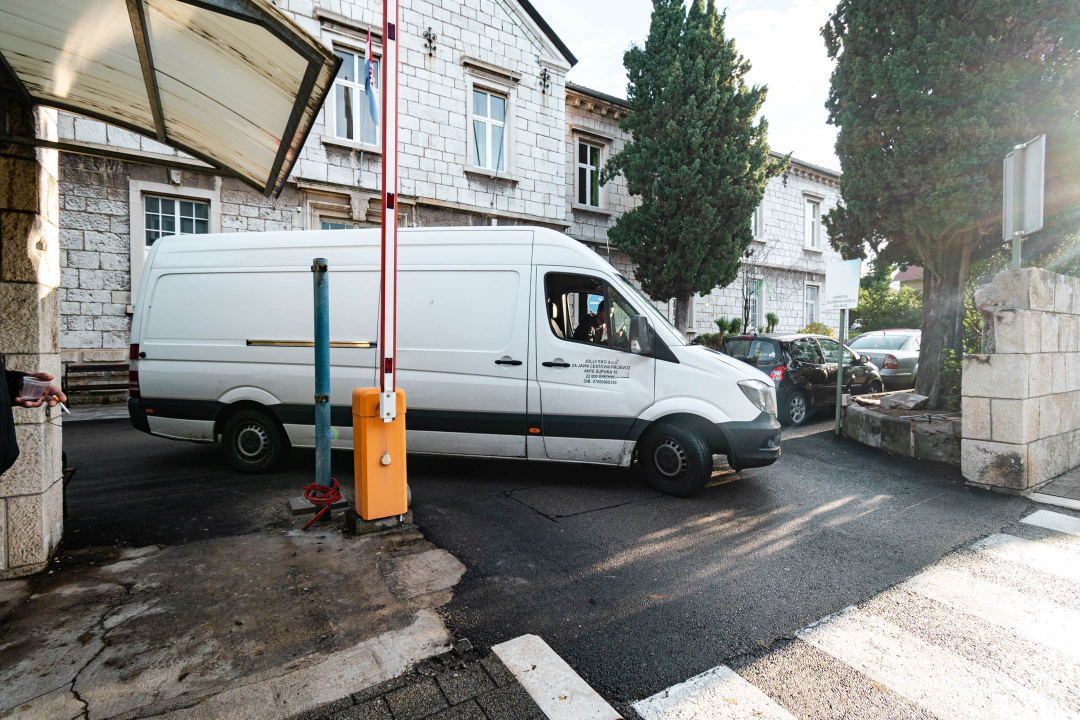Beskorisna vrata na ulazu u bolnicu idu u povijest: Invalidima i majkama s kolicima nije bilo lako proći