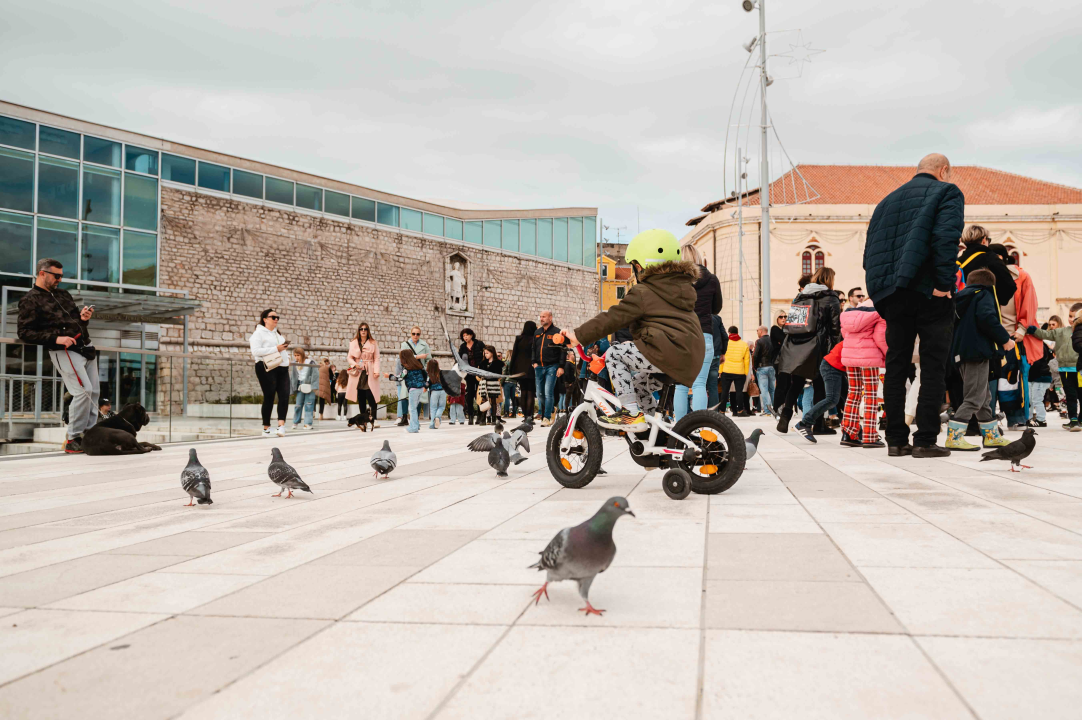 Može li gradska uprava/utvrda i dalje ignorirati šibenske roditelje? Djeca na ovim fotografijama ‘vrijede manje’