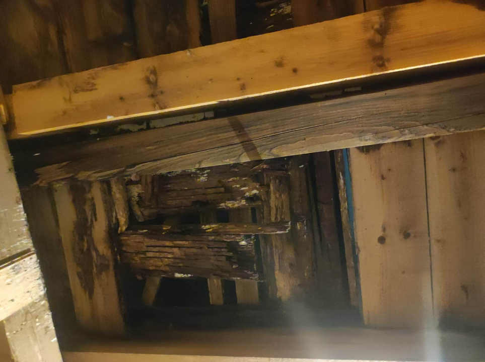 Trule daske i grede i dalje prijete građanima sa skele u Ulici biskupa Fosca: Vlasnik dobio prijavu, ali još nisu uklonjene 