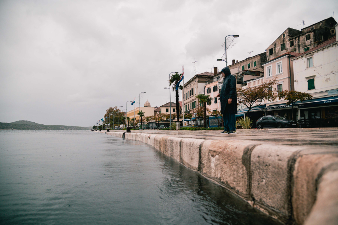 Dolac opet poplavio, razina mora se i dalje diže: Policija savjetuje vozačima da izbjegavaju rivu