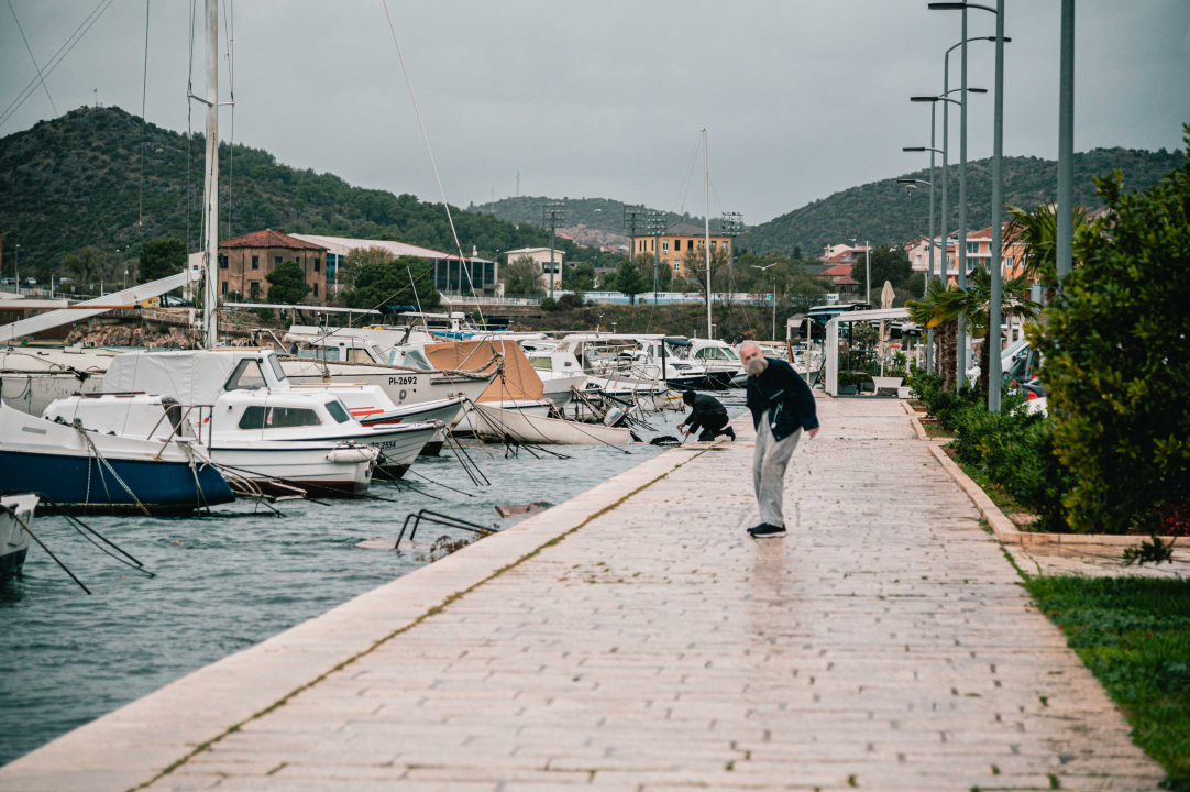 Dolac opet poplavio, razina mora se i dalje diže: Policija savjetuje vozačima da izbjegavaju rivu