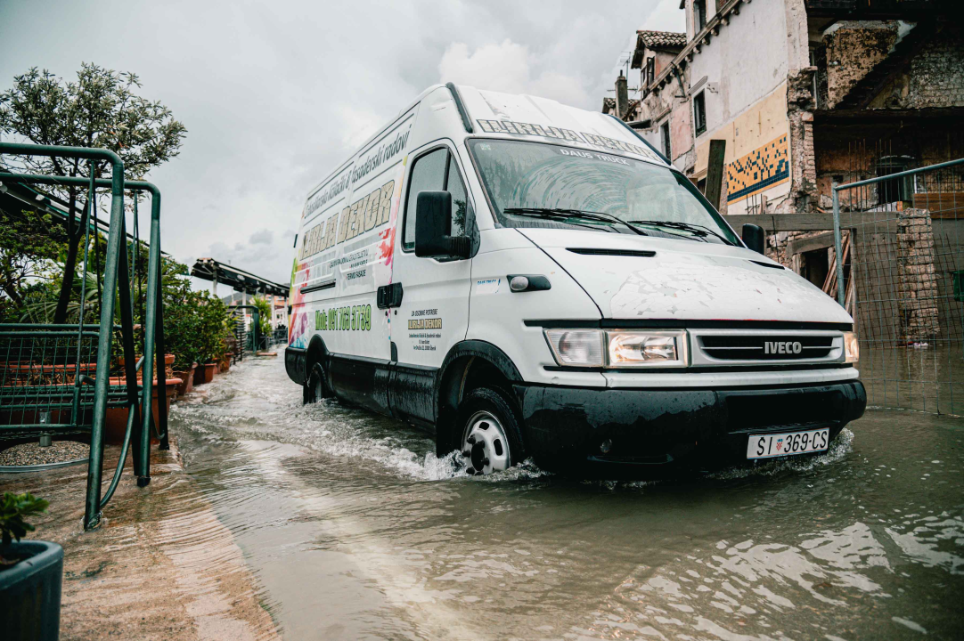 Dolac opet poplavio, razina mora se i dalje diže: Policija savjetuje vozačima da izbjegavaju rivu