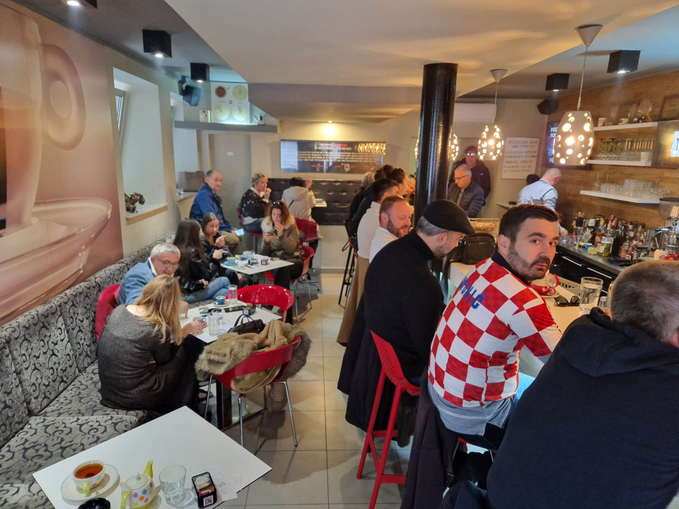 Malo loš termin, malo zima: Nema euforije oko 'Vatrenih', ali ekipa se okupila u popularnim lokalima 