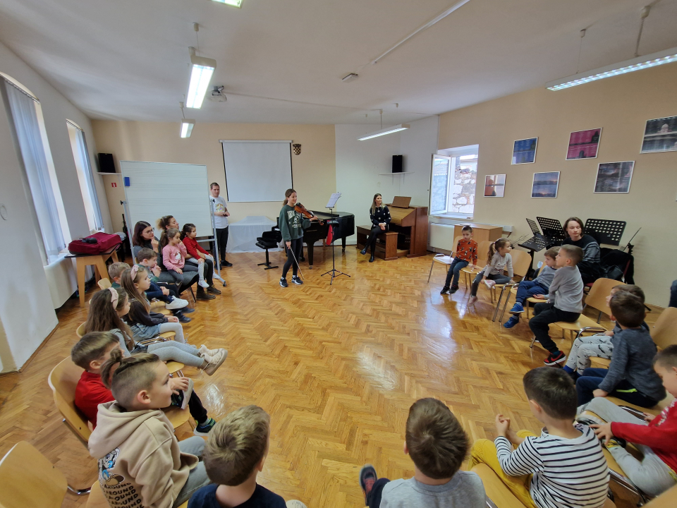 Mališani iz DV-a Maslina posjetili Glazbenu školu, samostan sv. Frane i Civitas Sacru