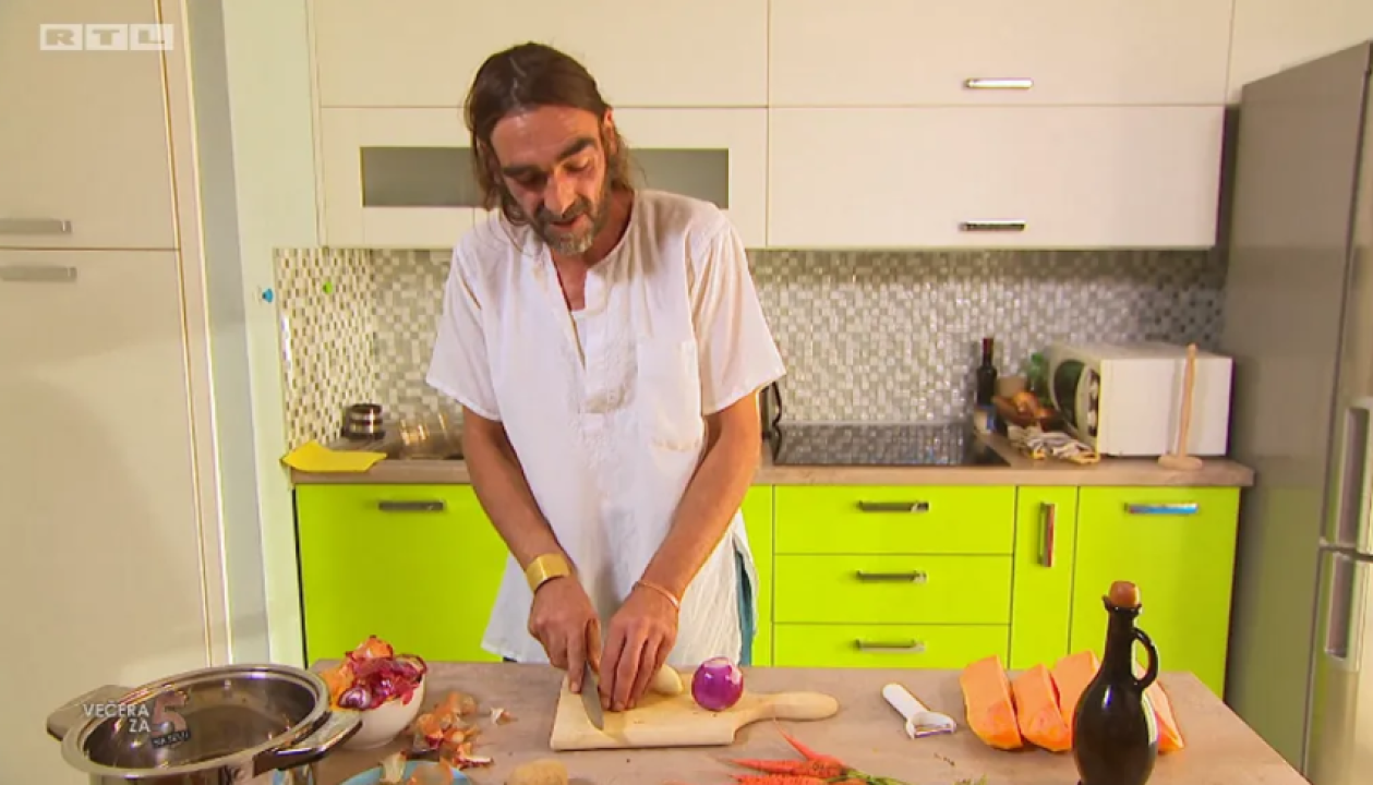 Zoran za glavno jelo pripremio 'Veprova jaja', a jednoj dami poklonio zlatnu narukvicu