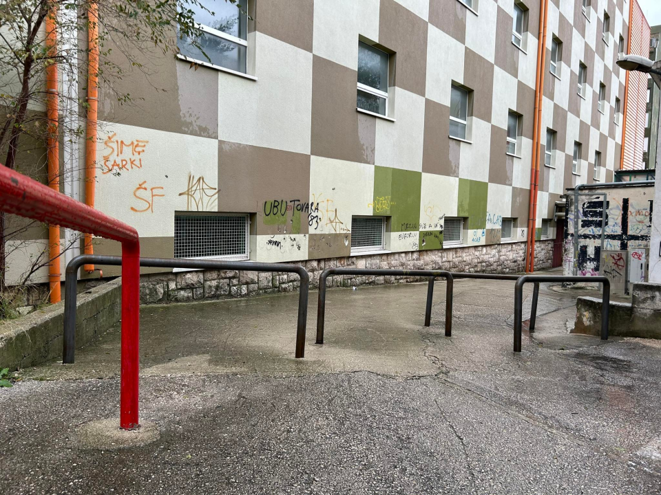 Ograda uzvraća udarac, ali vandal nikad ne spava: Koliko će izdržati?