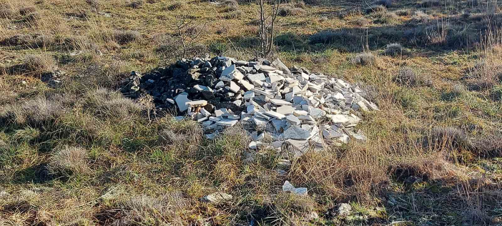 Kante od ulja, građevinski otpad, plastika... Sve se to nalazi u predivnoj prirodi na Gorišu 