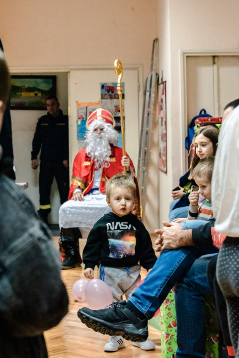 Sveti Nikola posjetio djecu šibenskih vatrogasaca: Naravno, podijelio je darove 