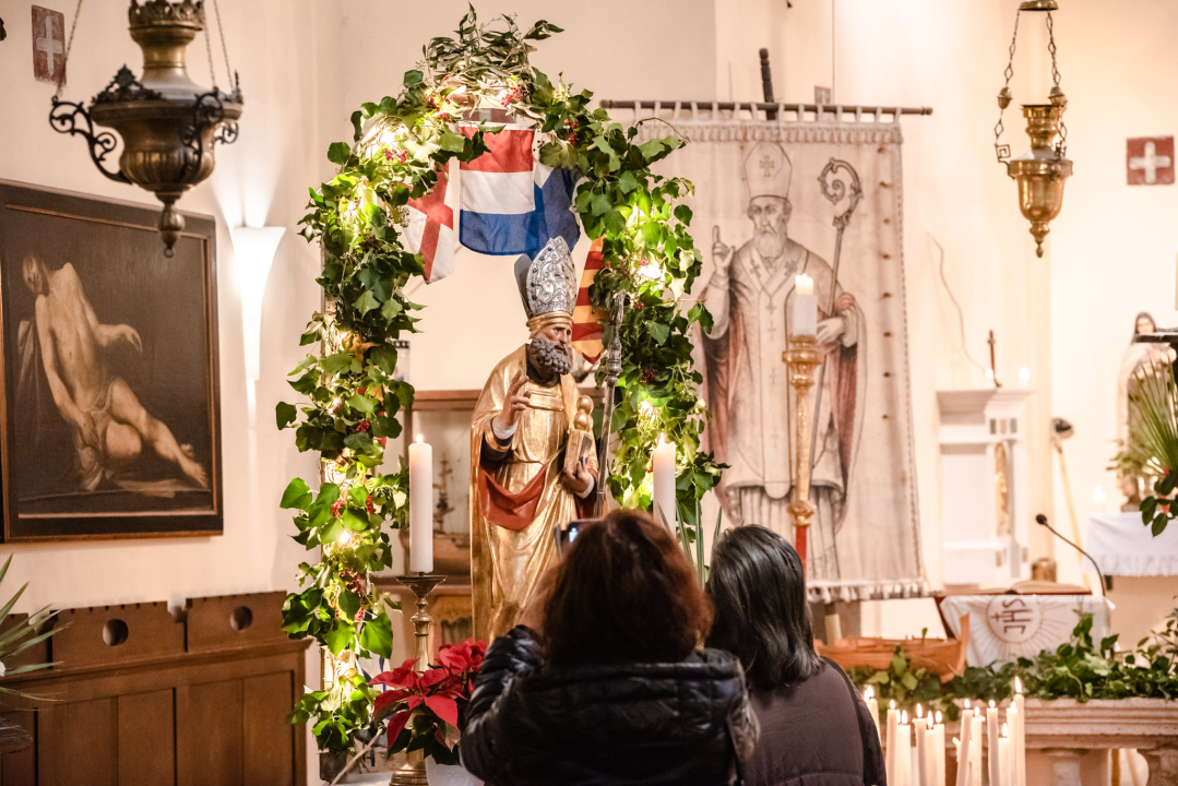 Danas na sv. Nikolu otvorena je istoimena crkva iza zgrade Županije: Poklone dijelio don Krešimir Mateša