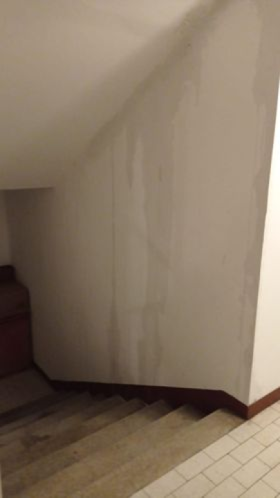 Stanari jedne zgrade u Šibeniku godinama žive u neljudskim uvjetima: Prokišnjava lift, gljivice na zidovima te krpe i kante posvuda 