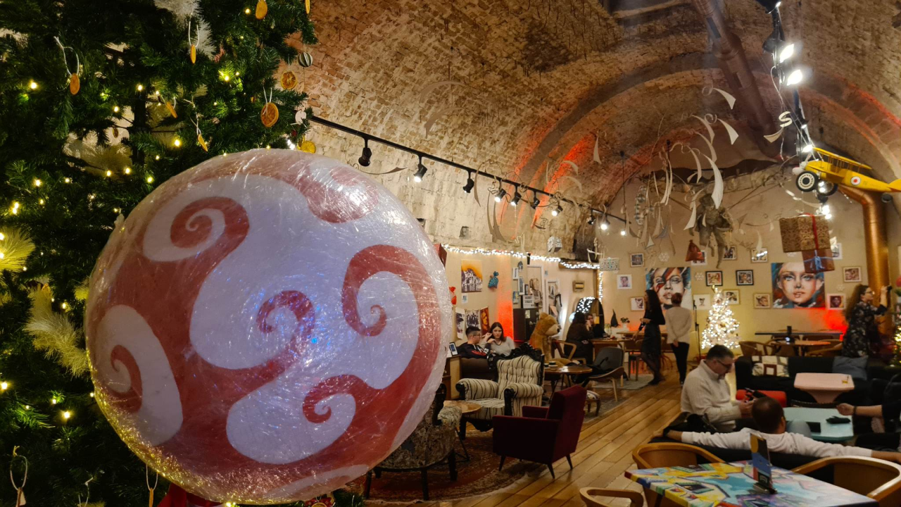 Prodajna izložba u čarobnom ambijentu: U Azimutu otvoren još jedan 'Božićni tinel' 