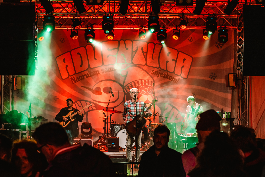 Plesno je bilo sinoć na Adventuri: Songkillersi isporučili svoju dozu funka