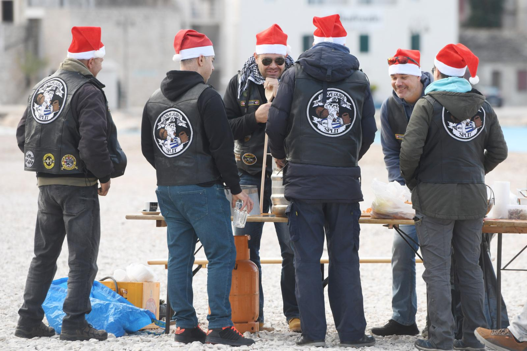 Primoštenci se okupili na plaži na još jednoj tradicionalnoj Fažolijadi