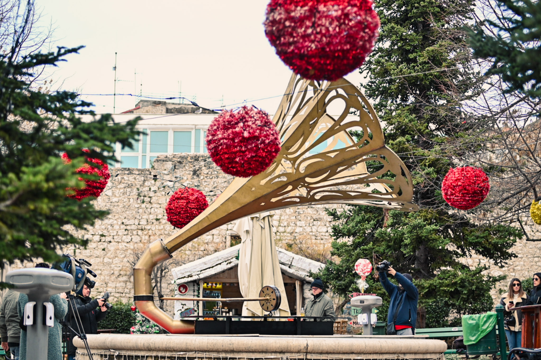 Na fontani u đardinu postavljen impresivni gramofon u čast opernoj divi, rođenoj Šibenčanki Ester Mazzoleni
