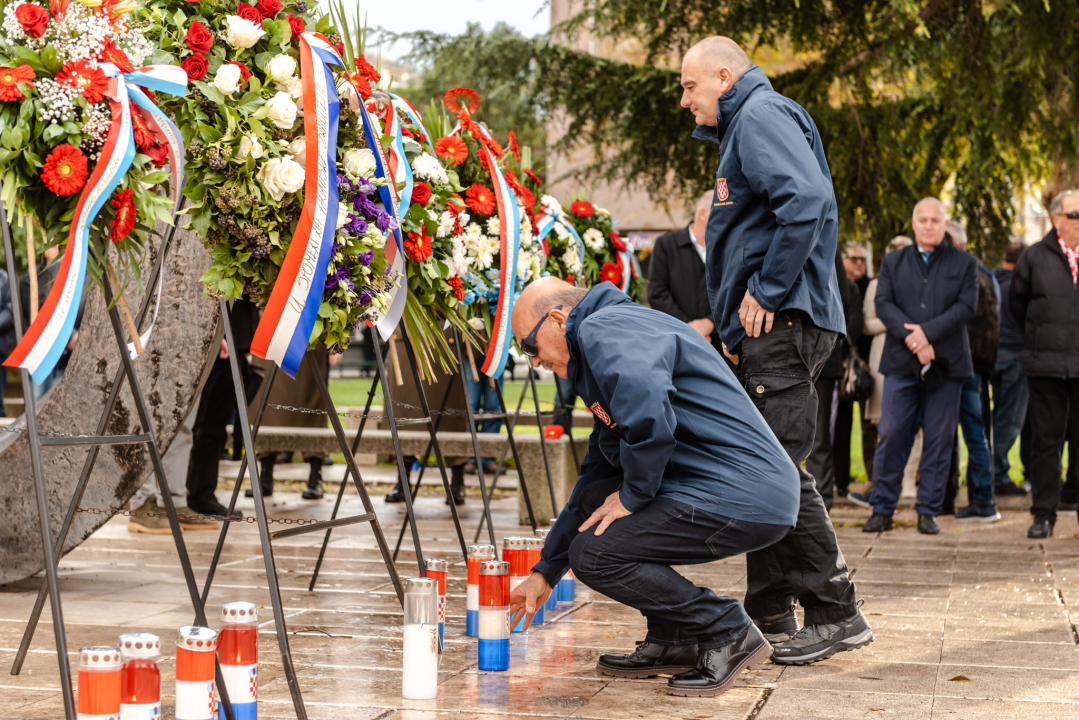 Polaganjem vijenaca i mimohodom 15. domobranska pukovnija obilježila 30 godina od osnutka