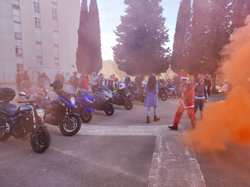 Bajkeri navukli odijelo Djeda Božićnjaka i posjetili korisnike Centra Šubićevac