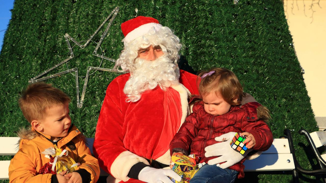 Djed Božićnjak darivao mališane u Dubravi kod Tisnog