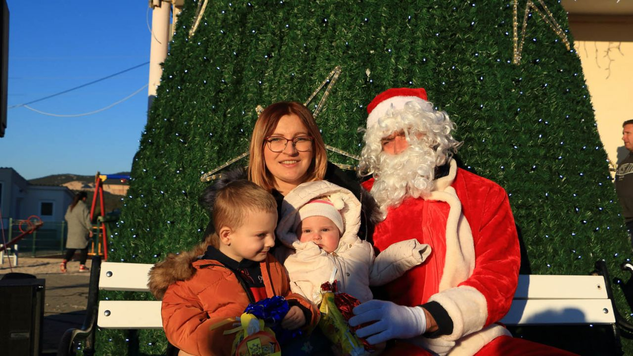 Djed Božićnjak darivao mališane u Dubravi kod Tisnog