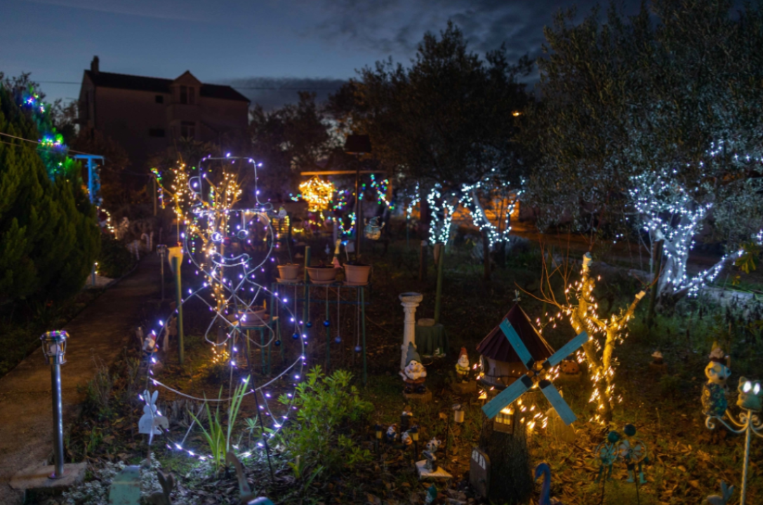 Blagdanska čarolija u vrtu Staše i Ivone Vlahov na Srimi 