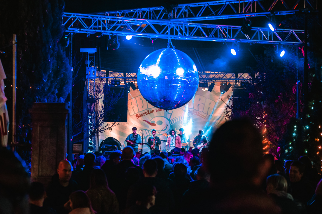 Šibenski srednjoškolci nastupili u Đardinu i svojom svirkom oduševili sve