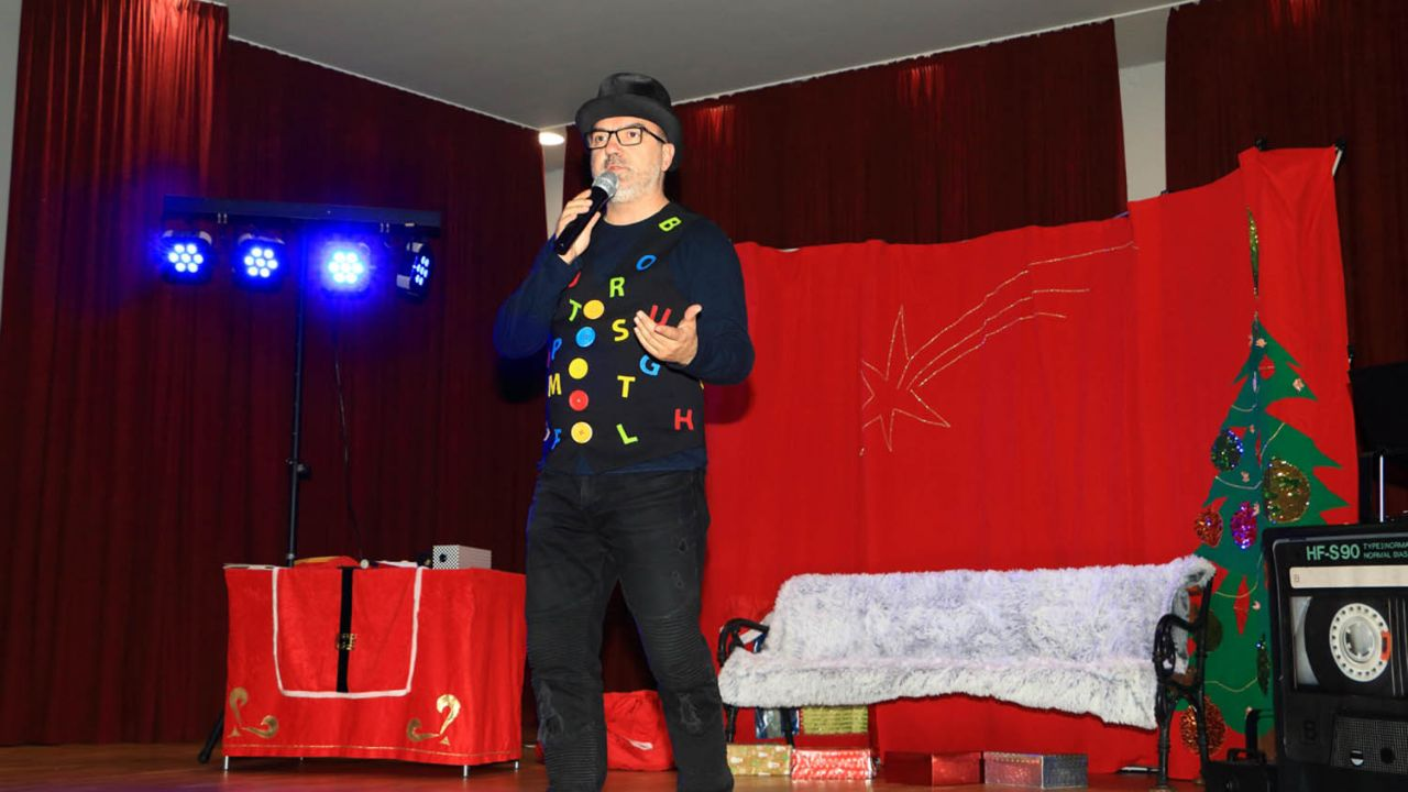 Klaun Šarenko i Djed Božićnjak razveselili djecu u Tisnom