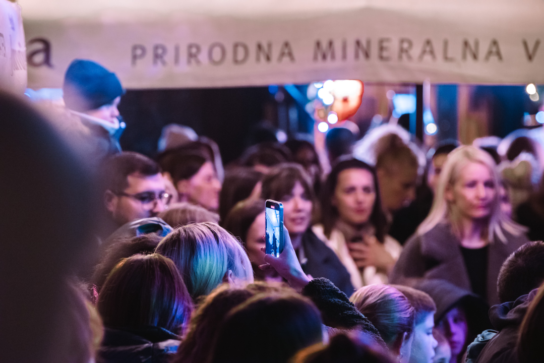 Matija Cvek oduševio šibensku publiku, provjerite koji vas još koncerti očekuju na Božićnom Šušuru!