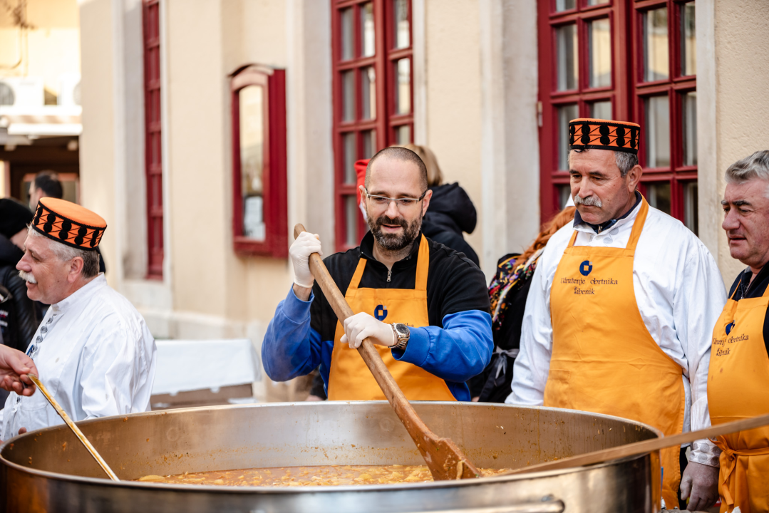 Šibenski obrtnici sugrađanima podijelili tisuću porcija bakalara
