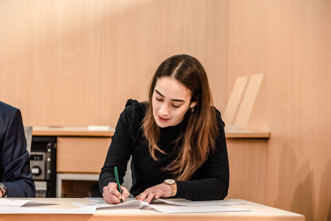 Burić studentima uručio ugovore o stipendiranju: 'Uvjeren sam da će se mnogi nakon diplome vratiti u Šibenik'