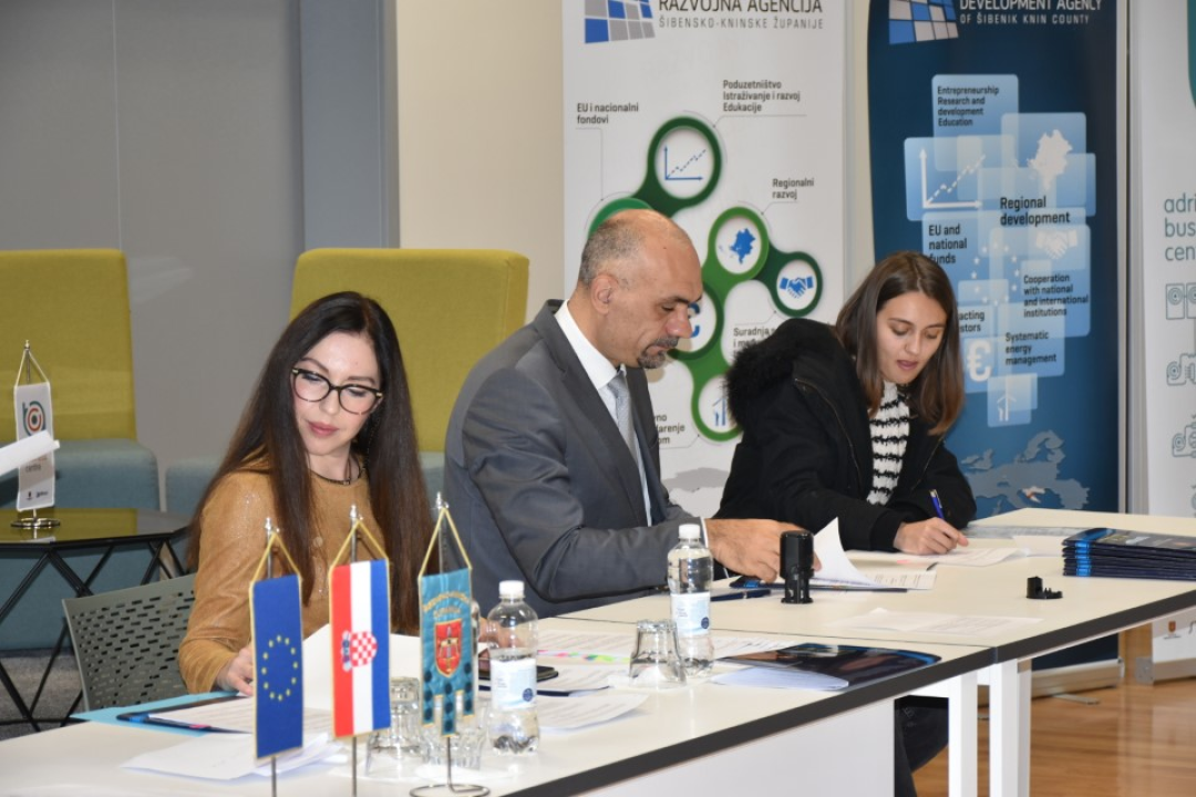 Trideset i dvoje učenika i studenata sa županom potpisalo ugovore o stipendiranju