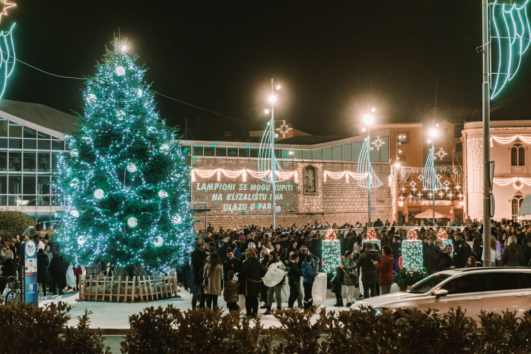 Na Poljani pušteni lampioni za obitelj iz Rasline: Prekrasni prizori u mirnoj novogodišnjoj noći