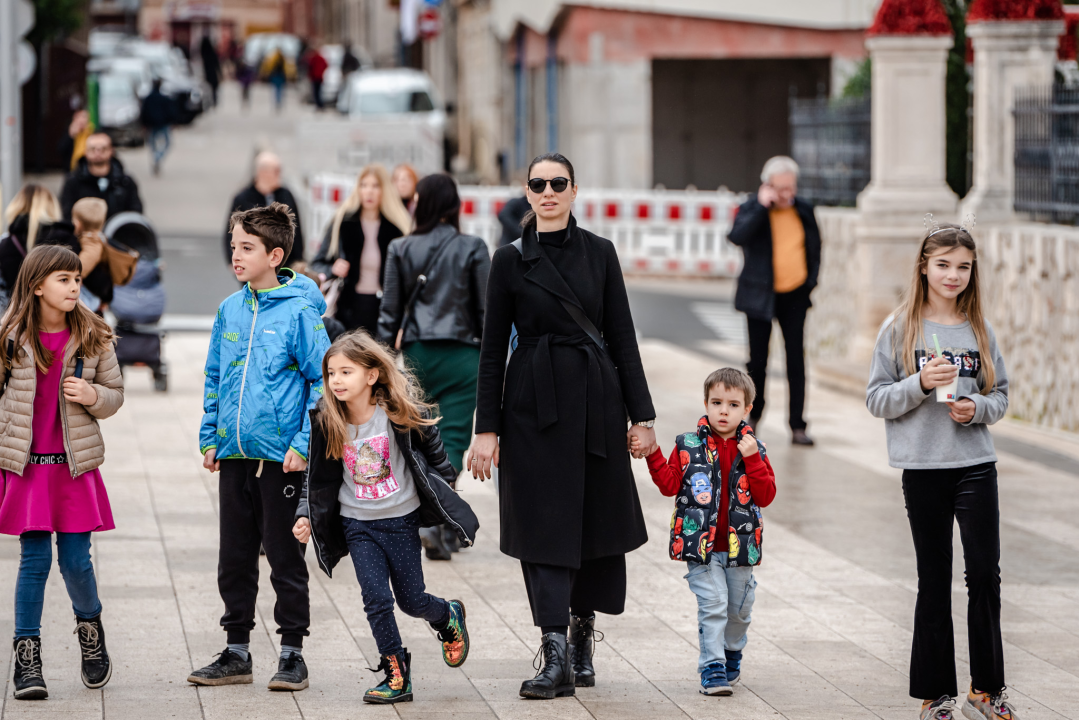 Lijepe Šibenčanke prošetale gradom i pokazale koji su modni komadi u trendu 