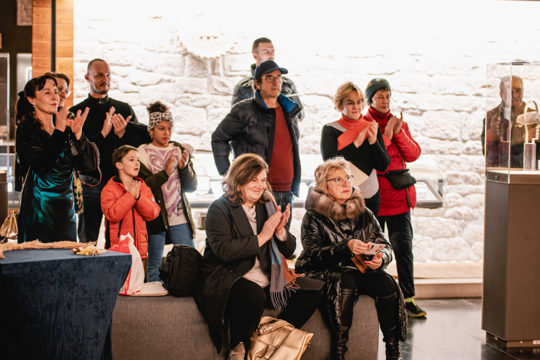 Učenici u muzeju pjevali Lukačića i predstavili šibenske galete dok su trkači ‘Zagrlili grad’