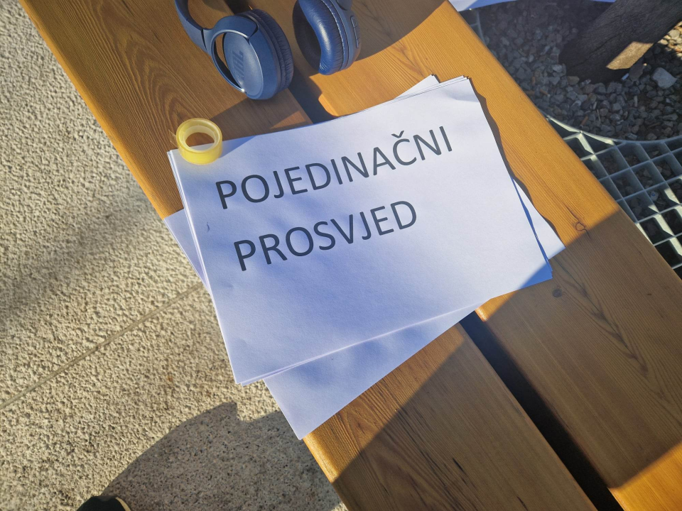 Prosvjednici za prava žena okupili se na Poljani: Nasuprot njih dvadesetak muškaraca molilo krunicu 