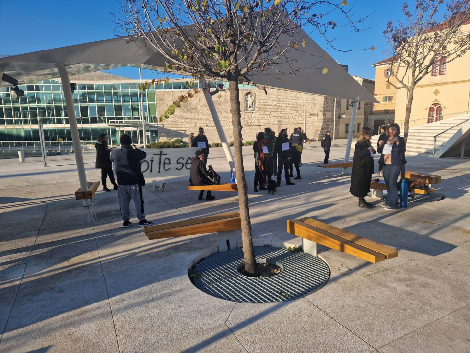 Prosvjednici za prava žena okupili se na Poljani: Nasuprot njih dvadesetak muškaraca molilo krunicu 