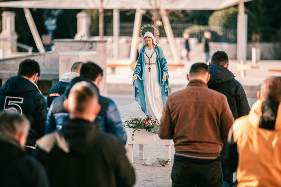 Prosvjednici za prava žena okupili se na Poljani: Nasuprot njih dvadesetak muškaraca molilo krunicu 