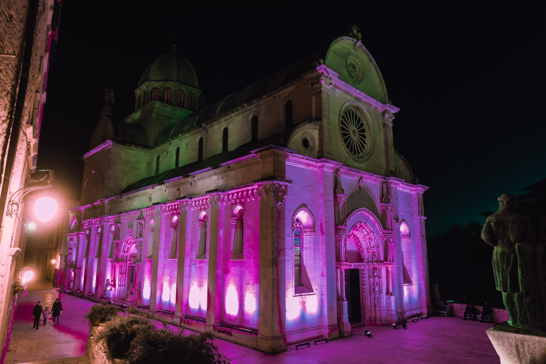 Šibenska katedrala i kazalište u ljubičastoj boji, a sve zbog jednog važnog razloga