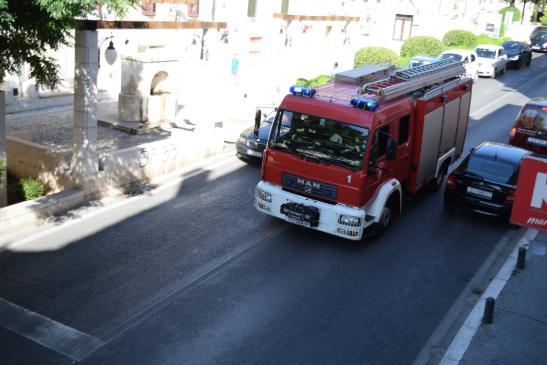 Dimilo je iz kuće u Vrpolju u blizini restorana 'Vicko': Nema ozlijeđenih, požar lokaliziran