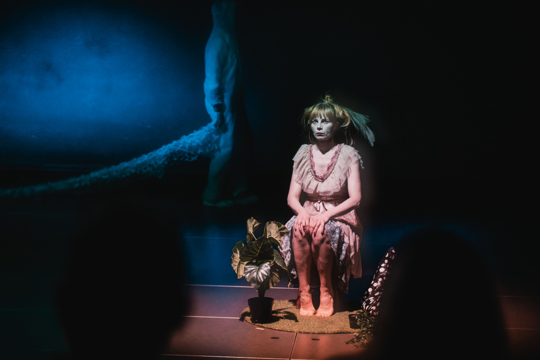 Neverbalna fantazija u Arsenu u maniri novog cirkusa: Usamljena žena protiv masovnog zla