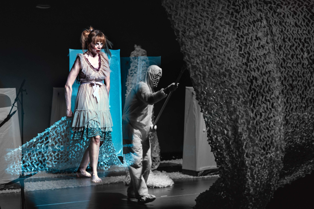 Neverbalna fantazija u Arsenu u maniri novog cirkusa: Usamljena žena protiv masovnog zla