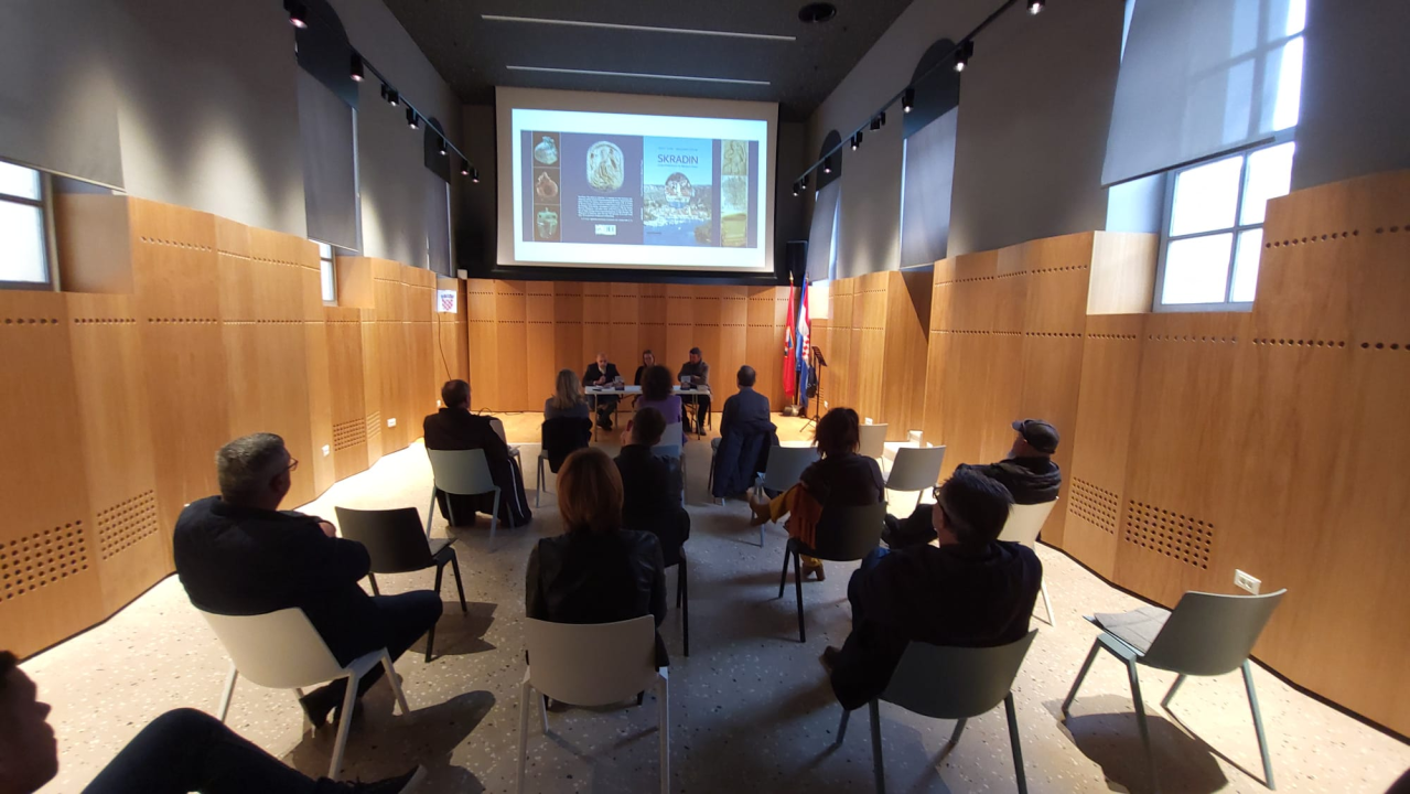 U Društvenom centru u Skradinu predstavljena knjiga 'Skradin. From prehistoric to modern times'  