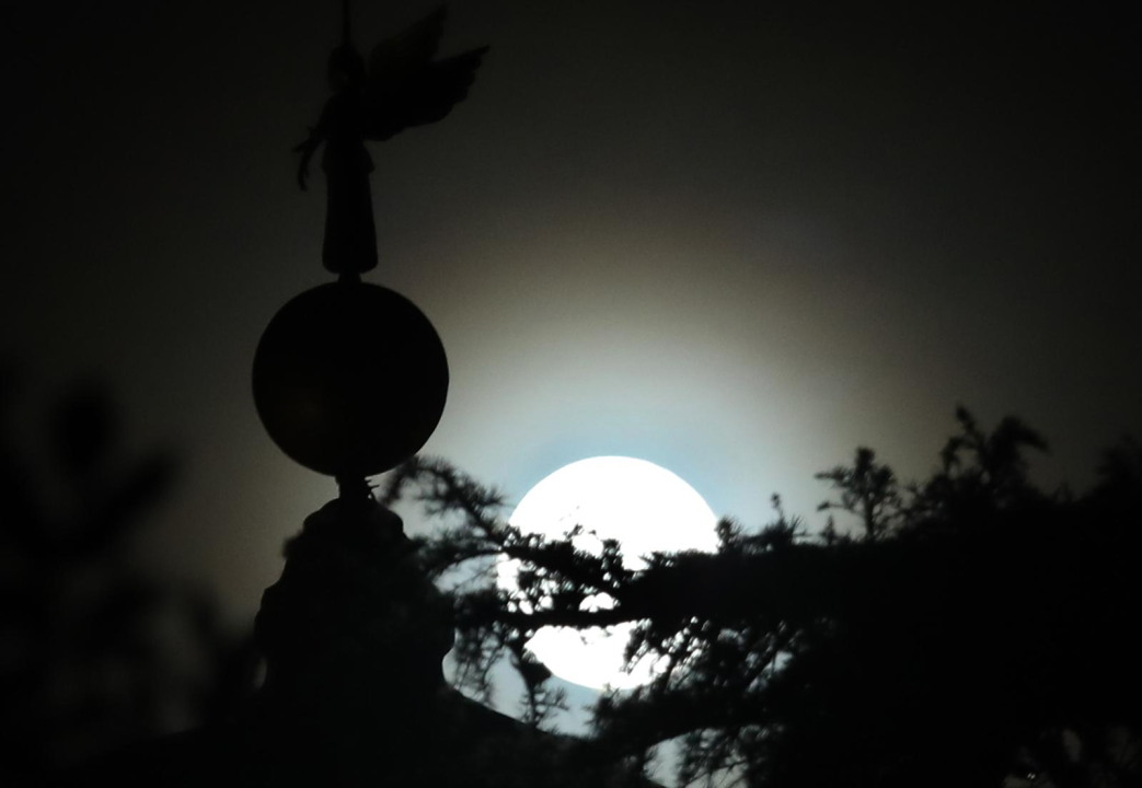 Puni mjesec iznad maglovitog Šibenika i anđeo na vrhu kupole katedrale sv.Jakova