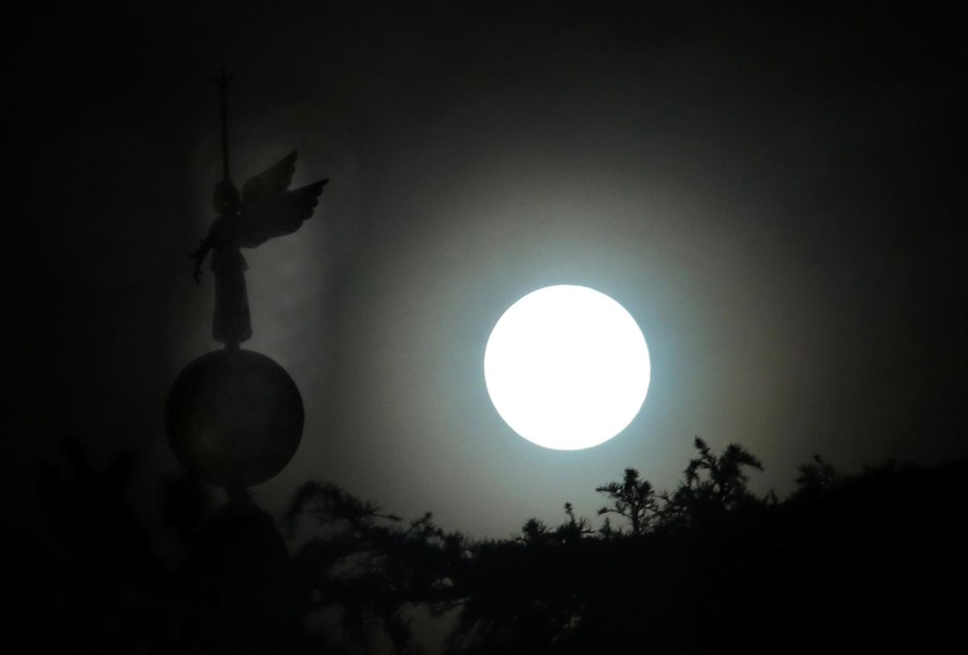 Puni mjesec iznad maglovitog Šibenika i anđeo na vrhu kupole katedrale sv.Jakova