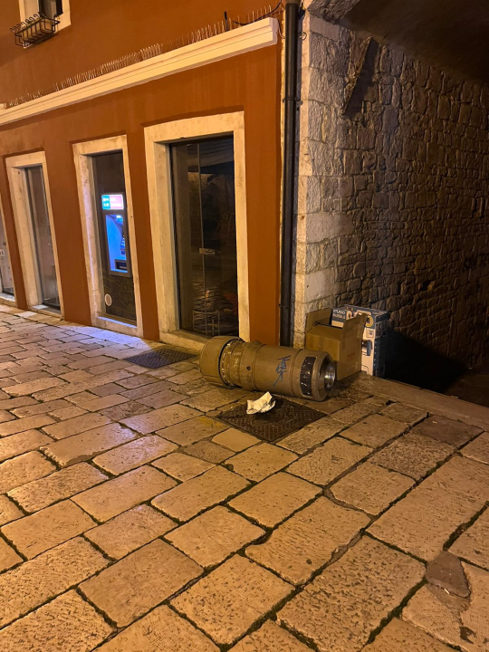 Vandalizam naš svagdašnji: ‘Šetam psa i neka tri debila razbijaju kante’