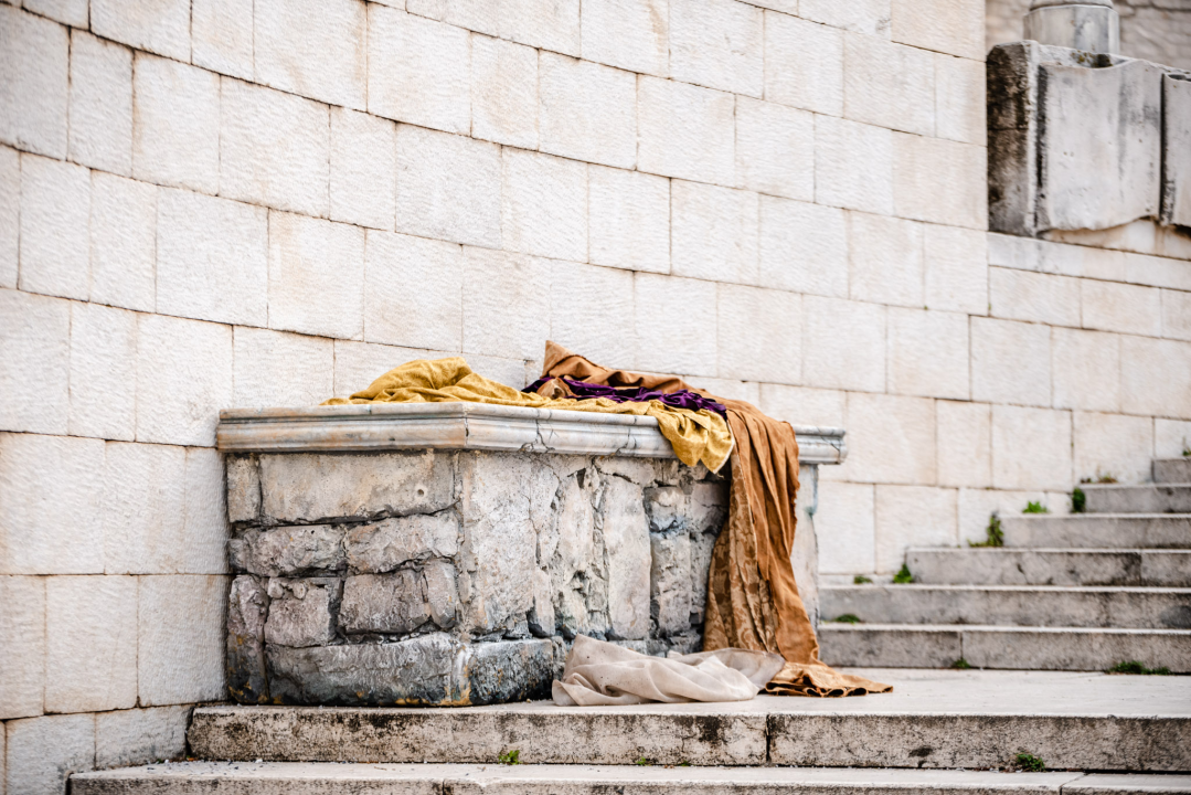 Nabrijani ‘orao-zmaj’, kočije, vatreni demon...: Scena ispred katedrale postaje sve zanimljivija