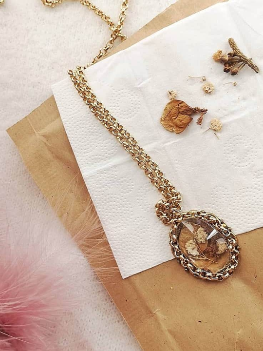 Šibenčanka Antonela izrađuje poseban nakit: 'Cvijeće uvene, ovako vječno živi u ogrlici'